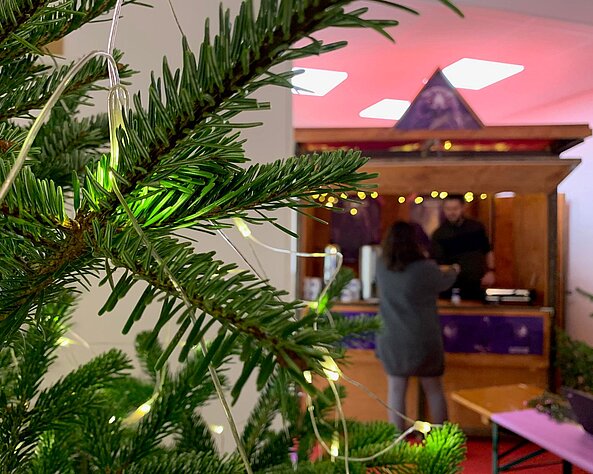 Die Büro-Hütte im Indoor-Winterwald: Weihnachten mit Wirbelsturm!