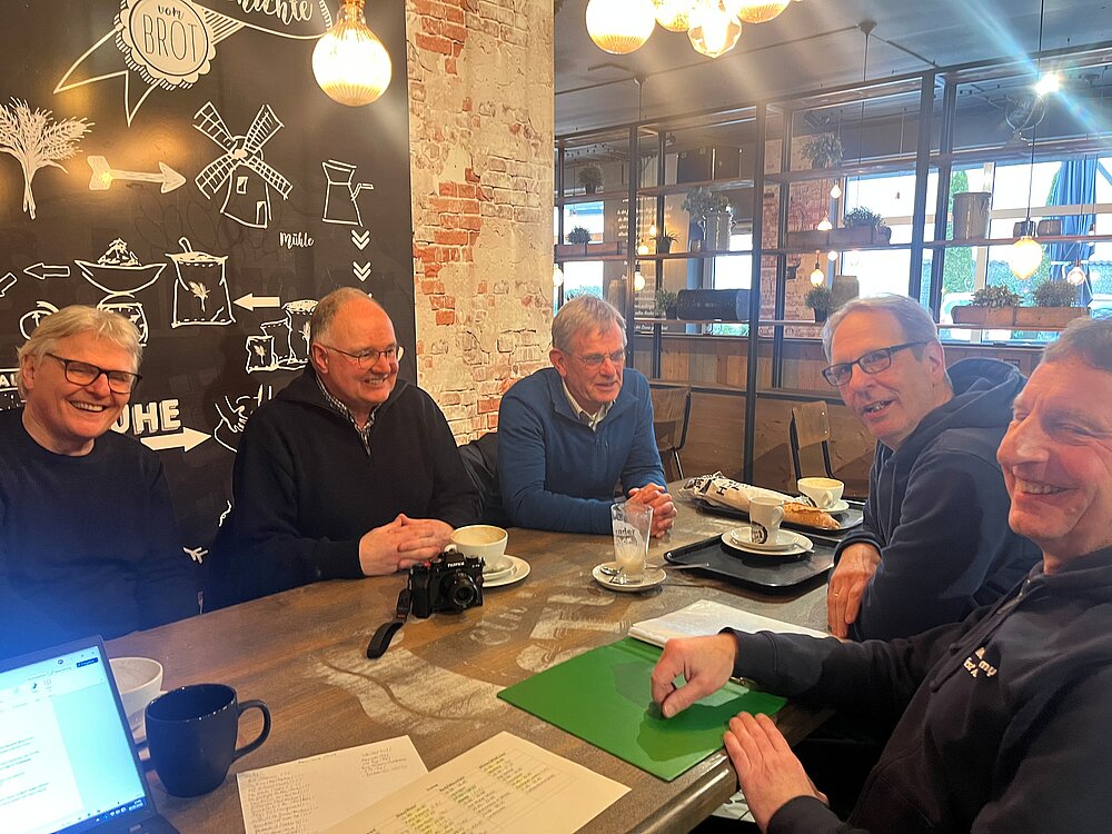 Bernd Braumüller, Bobby Meyer, Detlev Kaldinski und Reinhard Lüdemann tauschen Anekdoten aus - und wie es im Dorf halt immer so ist, bleiben sie dabei nicht lange allein.